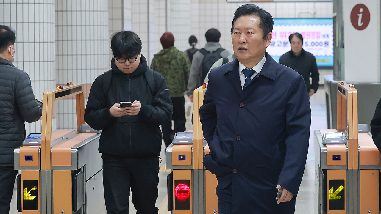 더불어민주당 정청래 대표가 지난달 30일 국회로 출근하기 위해 서울지하철 6호선 광흥창역에서 나오고 있다 (사진=연합뉴스)