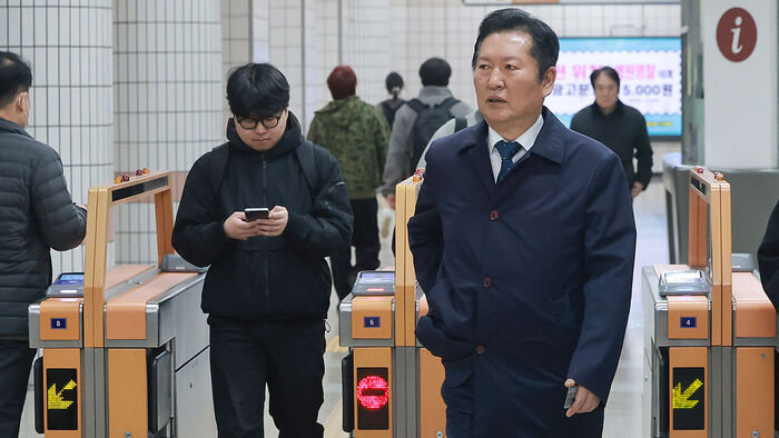 더불어민주당 정청래 대표가 지난달 30일 국회로 출근하기 위해 서울지하철 6호선 광흥창역에서 나오고 있다 (사진=연합뉴스)