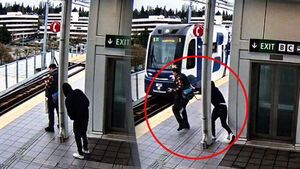 "참변 당할 뻔" 기웃대던 남성&hellip;열차 오자 뒤에서 '확' 