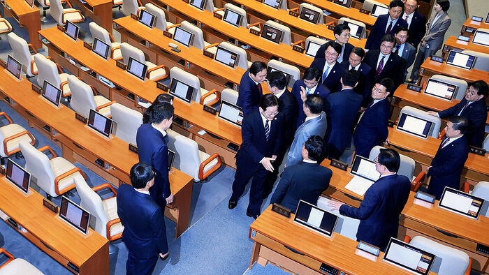 넥타이로 뼈 있는 농담&hellip;야당 의원과도 일일이 악수