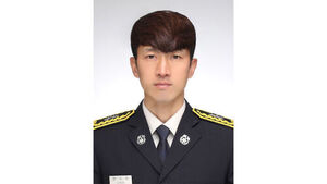 '쾅' 소리에 사고 직감한 비번 소방관&hellip;전복 차량서 시민 구했다