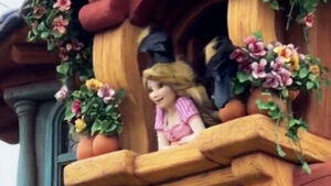 머리 위 앉아 쥐어뜯기&hellip;라푼젤 머리카락 탐났나