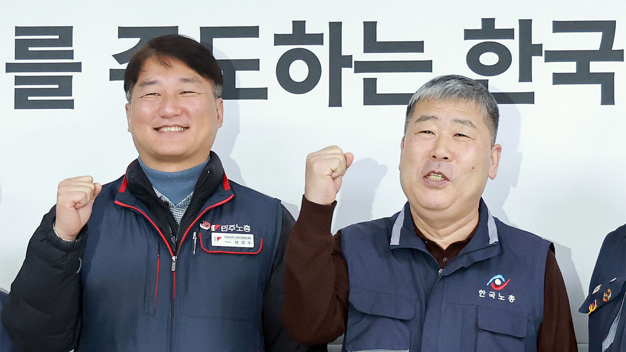 김동명 한국노동조합총연맹 위원장(오른쪽)이 10일 서울 영등포구 여의도 한국노총을 방문한 양경수 전국민주노동조합총연맹 위원장과 기념 촬영하고 있다. (사진=연합뉴스)