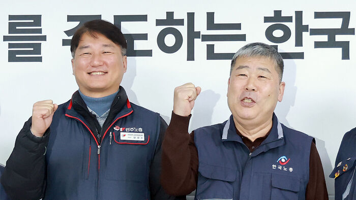 김동명 한국노동조합총연맹 위원장(오른쪽)이 10일 서울 영등포구 여의도 한국노총을 방문한 양경수 전국민주노동조합총연맹 위원장과 기념 촬영하고 있다. (사진=연합뉴스)