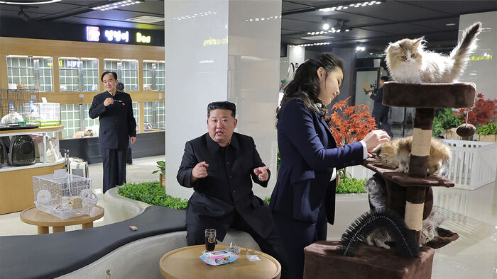 북한 김정은 노동당 총비서가 딸 주애와 함께 화성지구 4단계 구역의 봉사시설(상업시설)을 돌아보며 운영준비 상태를 요해(파악)했다고 조선중앙통신이 3일 보도했다. (사진=조선중앙통신 제공, 연합뉴스)