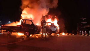 불길에 휩싸인 SUV, 주차 트럭과 충돌&hellip;2명 경상