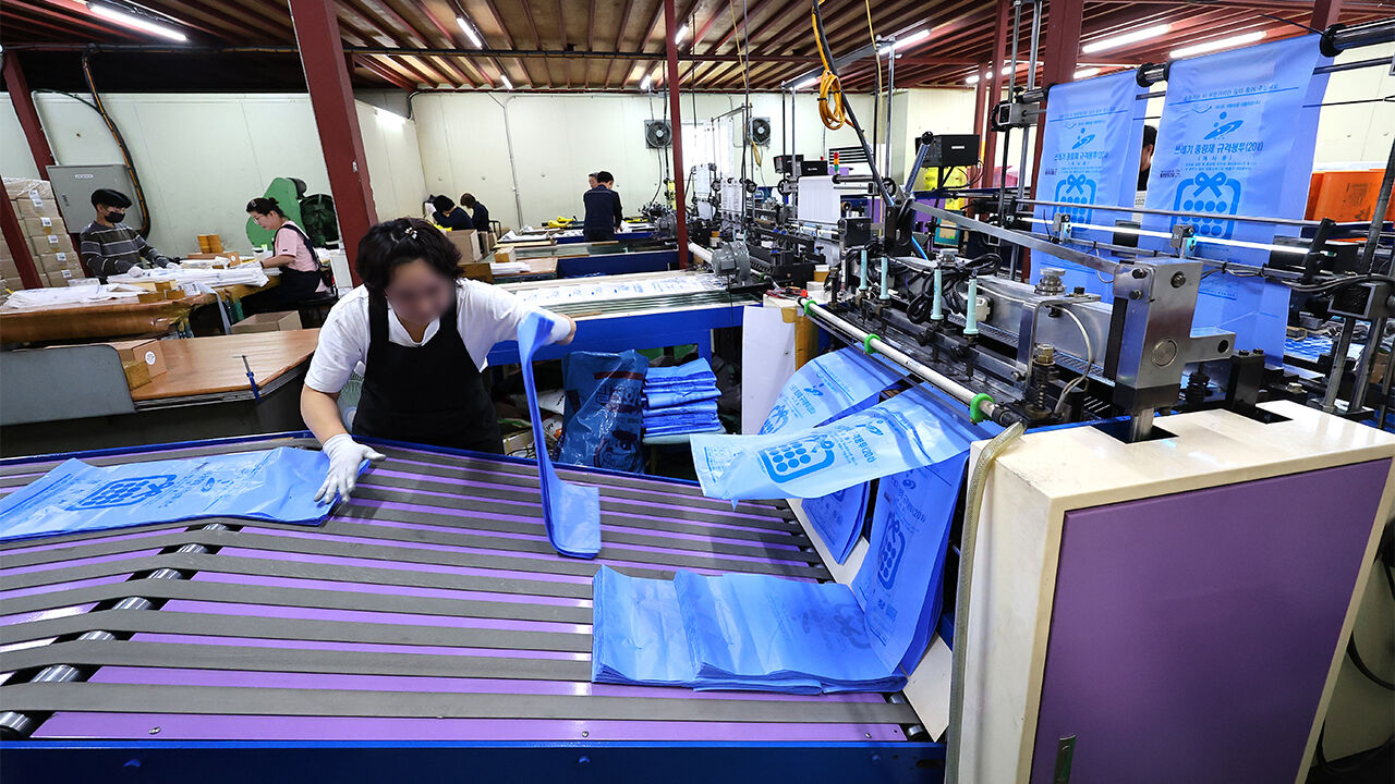 중동 전쟁 장기화로 나프타 등 원료 수급에 어려움을 겪고 있는 가운데 2일 인천 미추홀구의 한 비닐봉투, 종량제 봉투 제조 공장에서 종량제 봉투가 생산되고 있다.