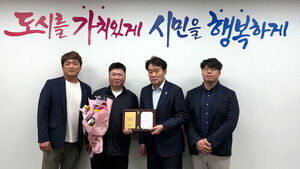 쓰레기 속 1천300만 원 현금&middot;골드바 주인 찾아준 환경미화원