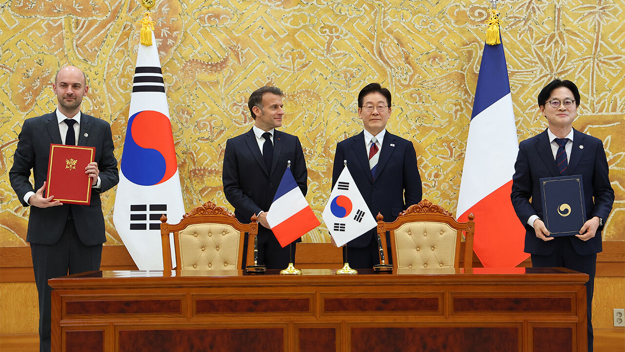 김정관 산업통상부 장관과 장노엘 바로 프랑스 외교부 장관이 3일 청와대에서 이재명 대통령과 에마뉘엘 마크롱 대통령이 임석한 가운데 핵심광물 공급망 협력 의향서 교환 후 기념촬영을 하고 있다. 