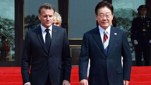 이 대통령, 청와대서 마크롱 공식 환영식&hellip;정상회담 이어 공동 언론 발표