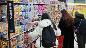 "전쟁도 못 막은 K-푸드 인기"&hellip;라면&middot;과자 수출 질주