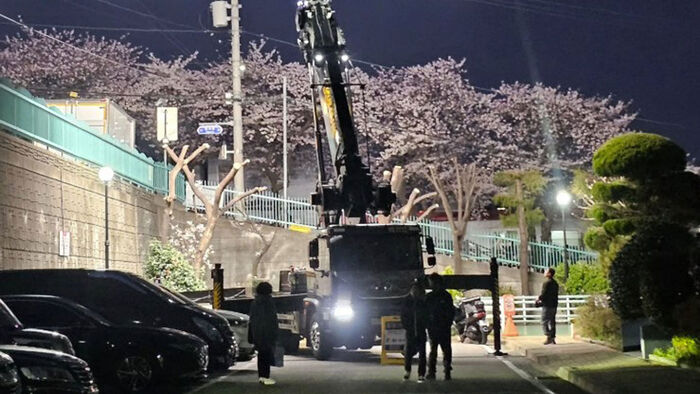 소방차 전용도로 앞에 주정차된 조명차 (사진=사회관계망서비스 갈무리, 연합뉴스)