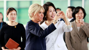 '국중박' 찾은 한-프 영부인&hellip;외규장각 의궤 관람&middot;시민들에 손하트