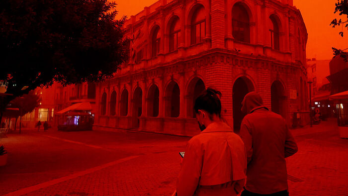 하늘도, 바다도 '핏빛'&hellip;100km 밖까지도 영향