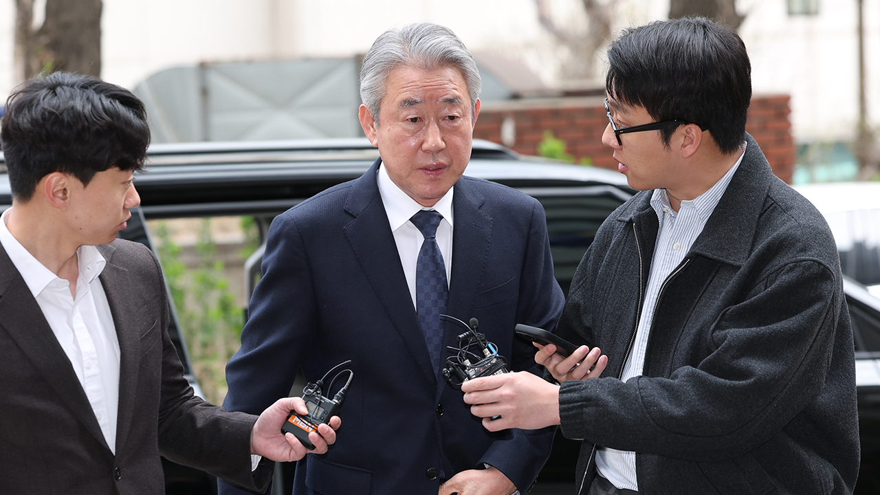 '억대 금품 수수' 강호동 농협회장 경찰출석… 성실히 조사받겠다 