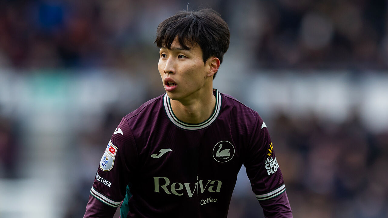 엄지성, 석 달 만에 득점 후 '찰칵 세리머니'…손흥민 "약속 지켰네"