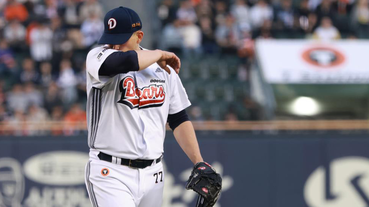 두산 플렉센, 등 통증으로 엔트리 말소… 검진 결과 기다리는 중 