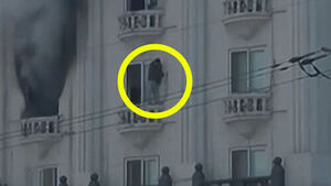 난간 위 올라가 "살려주세요"&hellip;순식간에 아비규환