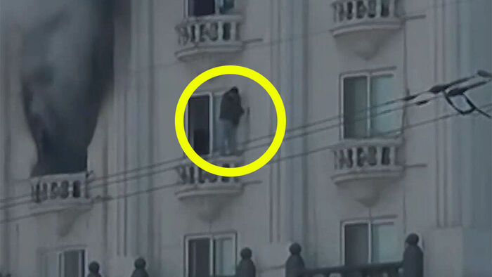난간 위 올라가 "살려주세요"…순식간에 아비규환