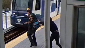 열차 진입 순간 뒤에서 '퍽'&hellip;도주 끝 잡힌 곳 '충격'