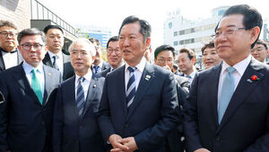 광주 찾은 정청래, 국힘 겨냥 "5&middot;18 헌법 수록 반대는 전두환 찬양"