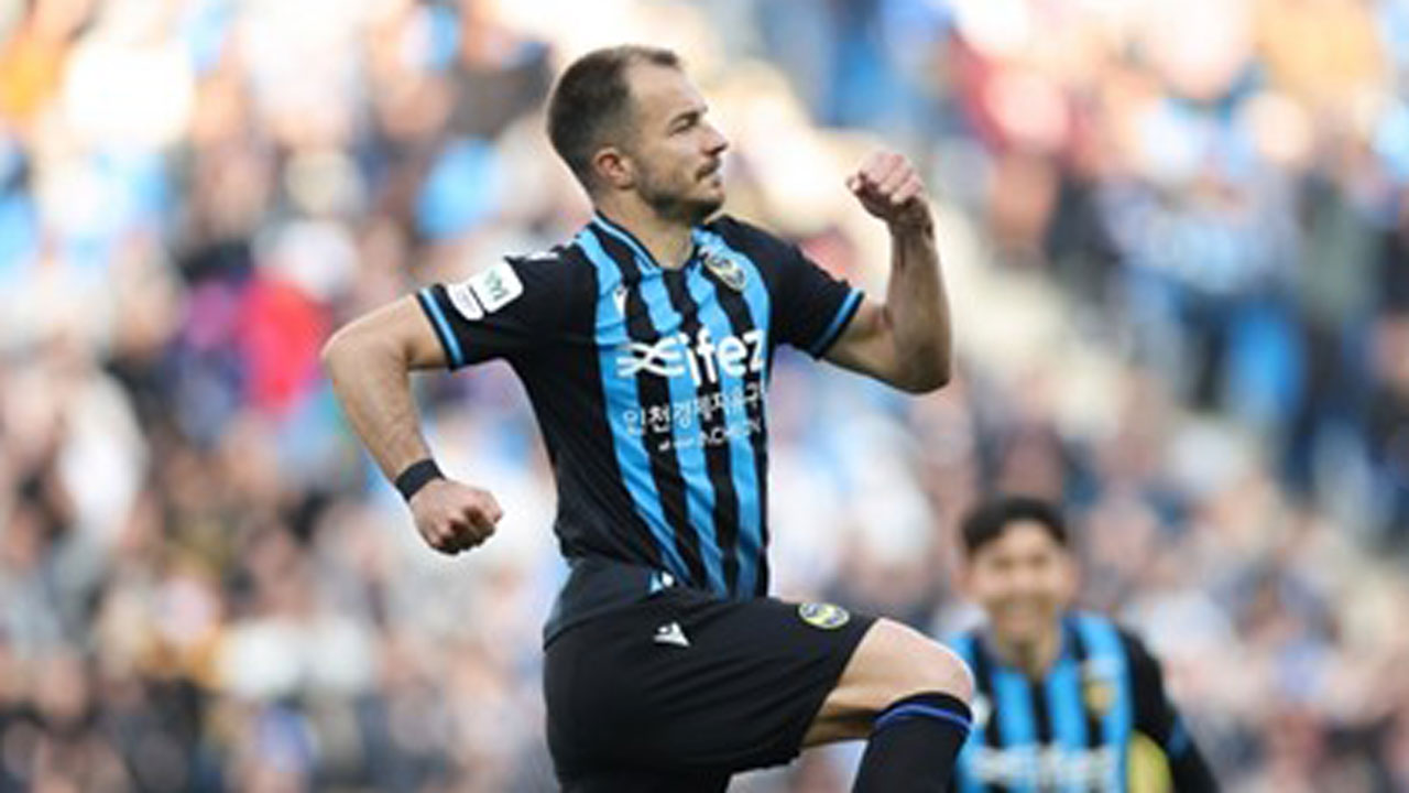 '무고사 멀티골' 인천, 김천 꺾고 2연승…최하위 탈출