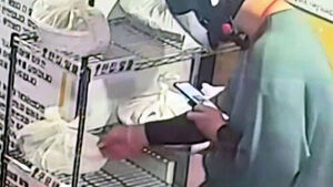 "속았다" 배달기사인척 '슥'&hellip;CCTV 봤더니