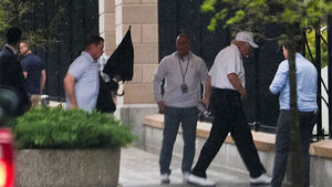 트럼프 "구출 장교가 보낸 위치 신호, 이란 함정일까 우려"