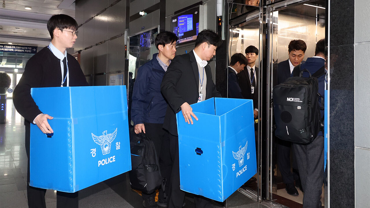 김관영 전북특별자치도지사의 현금 살포 의혹과 관련해 수사 중인 전북경찰청 수사관들이 6일 전북도청으로 들어가고 있다.