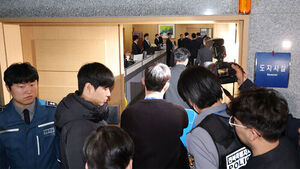 '김관영 금품 살포 의혹' 전북도청 압수수색&hellip;청사는 뒤숭숭