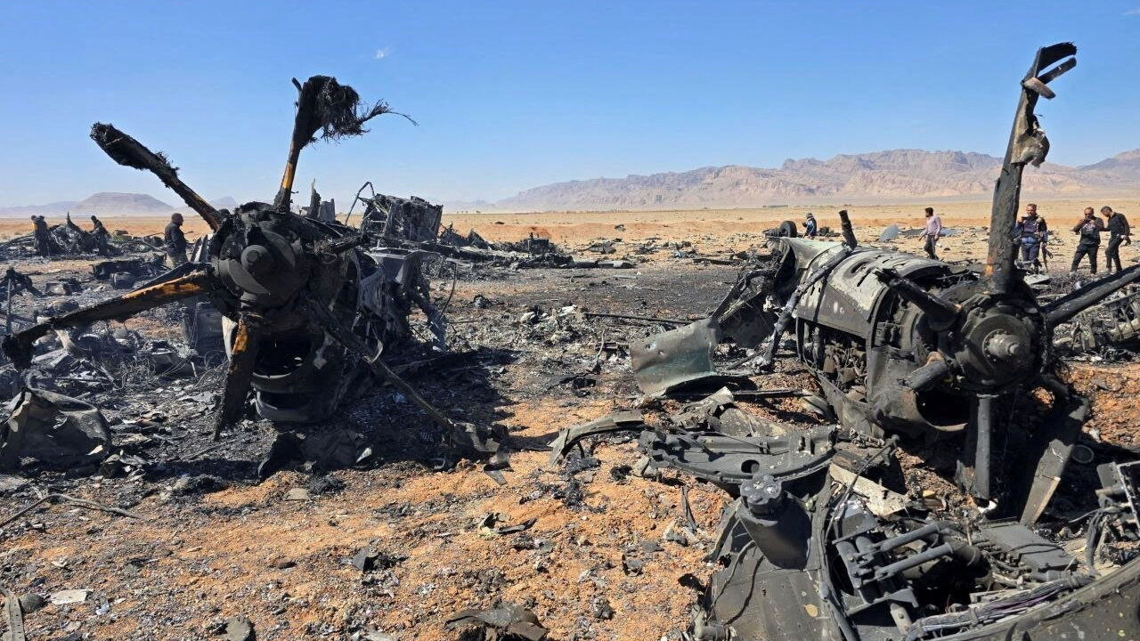 소셜미디어에 공개된 구출작전에 투입됐던 것으로 추정되는 미 MC-130J 수송기와 헬리콥터 잔해 (사진=로이터, 연합뉴스)