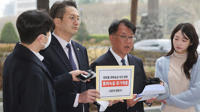 6일 서울고등검찰청 앞에서 더불어민주당 전용기 의원과 서민석 변호사가 쌍방울 대북송금 사건 관련 박상용 검사 녹취 증거 제출 기자회견을 하고 있다. (사진=연합뉴스)