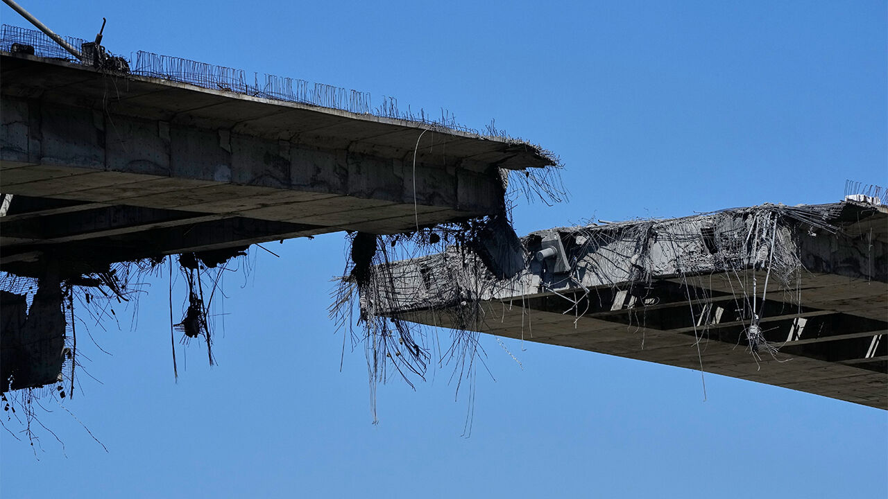 공습으로 파괴된 이란 카라지 소재 B1 교량의 피격 다음날인 2026년 4월 3일 모습.