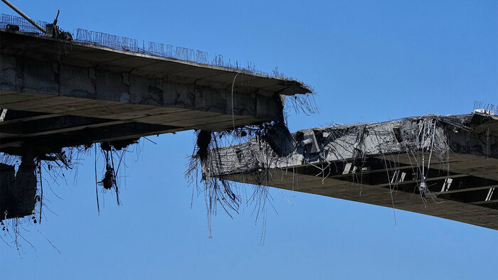 공습으로 파괴된 이란 카라지 소재 B1 교량의 피격 다음날인 2026년 4월 3일 모습.