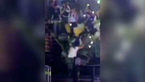 펜스 무너지면서 '뚝'&hellip;슈퍼주니어 공연서 관객 3명 추락