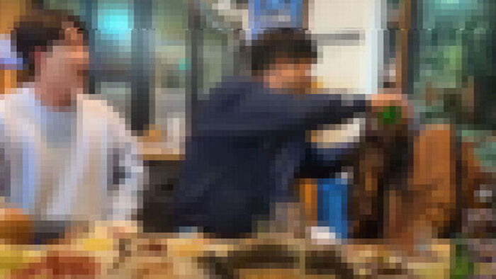 여성 머리채 젖히더니…"화끈하시다" 방송인 라방 논란