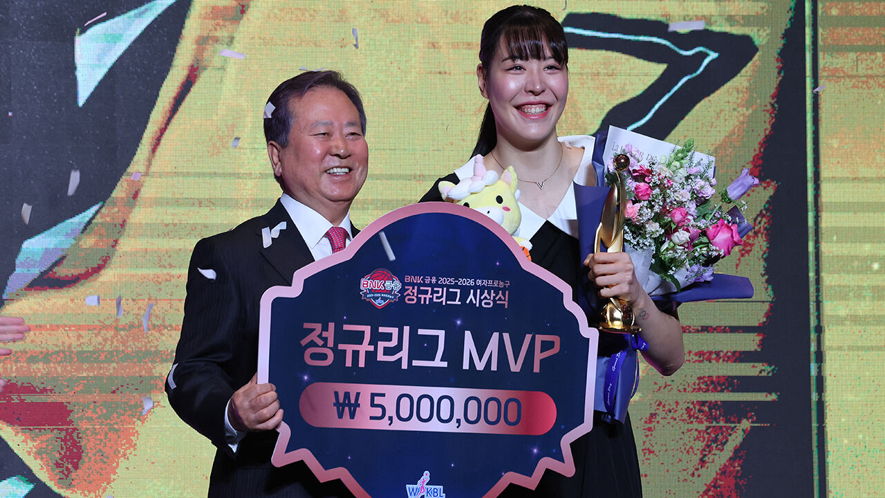 박지수, 여자농구 통산 5번째 MVP…이상범 감독, '2위팀 최초' 지도상