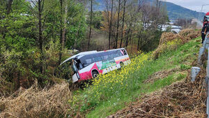 대구서 고속도 달리던 버스 5ｍ 아래 경사면 굴러..8명 경상