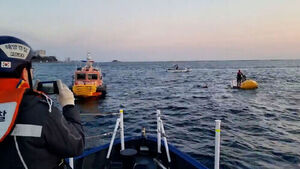 속초 대포항 앞 해상서 어선 전복..1명 구조&middot;1명 실종