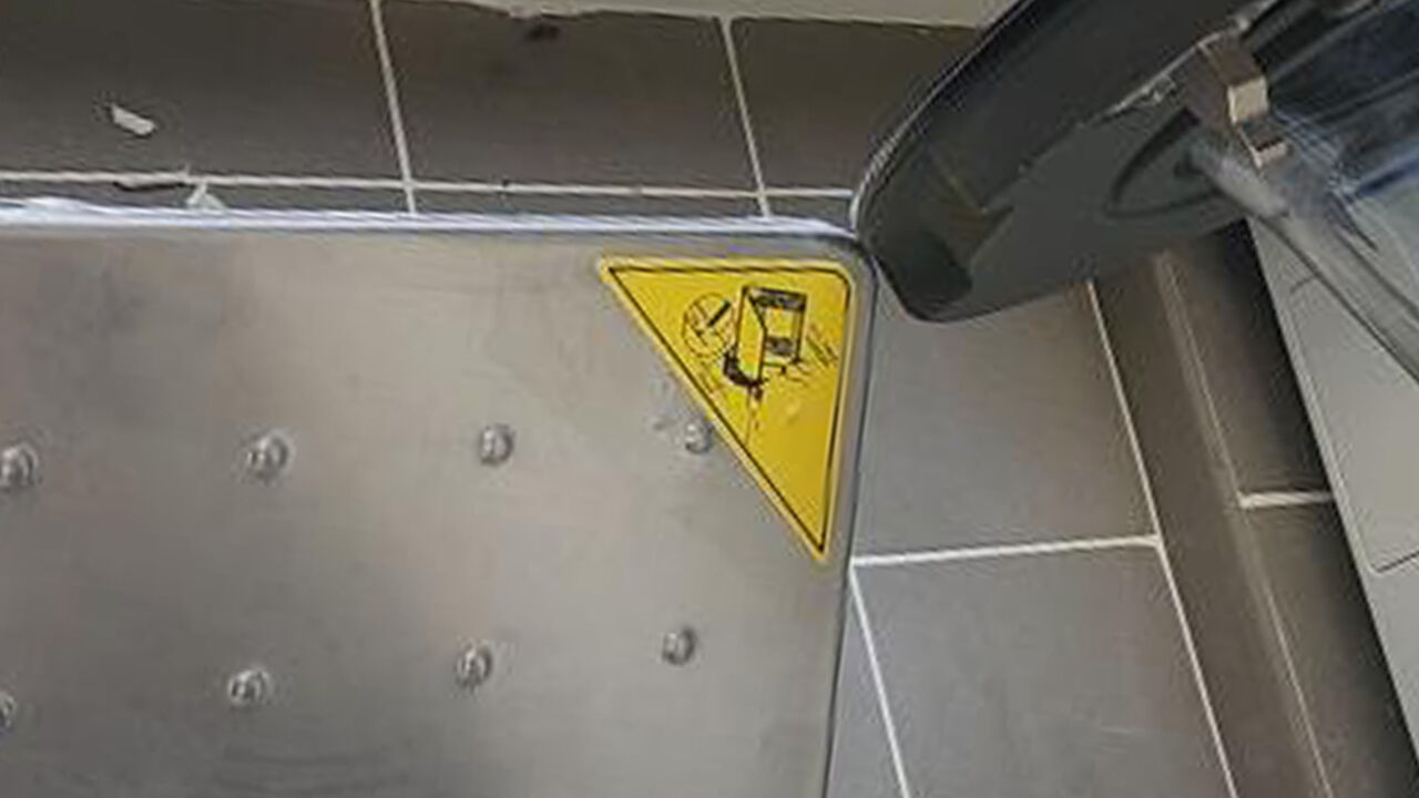 세탁기 문에 걸린 하향식 피난구 (사진=독자 제공, 연합뉴스)