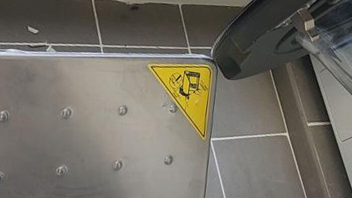 세탁기 문에 걸린 하향식 피난구 (사진=독자 제공, 연합뉴스)