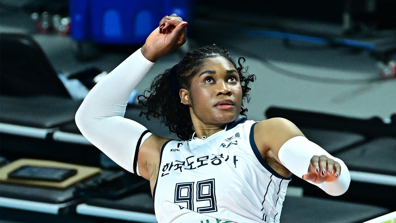 공격하는 한국도로공사의 외국인 주포 모마