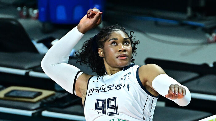 공격하는 한국도로공사의 외국인 주포 모마