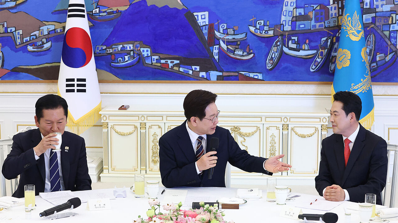 이재명 대통령이 7일 청와대에서 열린 여야정 민생경제 협의체 회담에서 발언하고 있다. 왼쪽부터 더불어민주당 정청래 대표, 이 대통령, 국민의힘 장동혁 대표. (사진=연합뉴스)