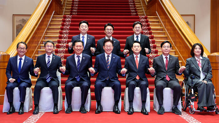 이재명 대통령이 7일 청와대에서 여야정 민생경제 협의체 회담에 앞서 참석자들과 기념 촬영하고 있다.