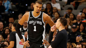 NBA 샌안토니오 웸반야마, 갈비뼈 부상으로 경기 중 교체