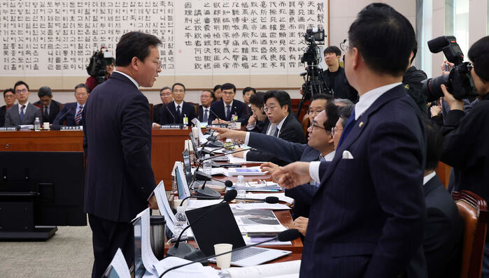 두 세계...청와대와 국회