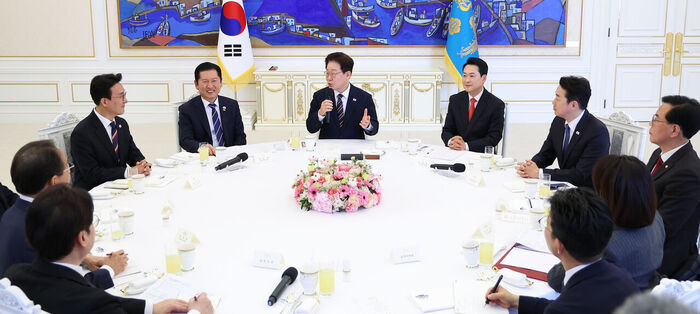 두 세계...청와대와 국회