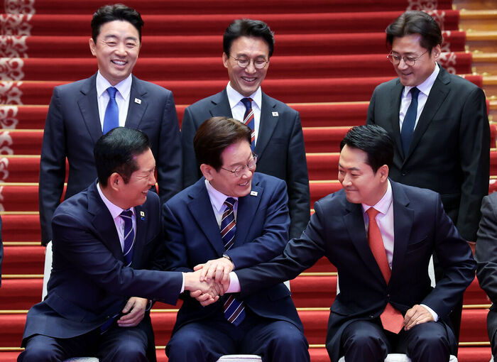 두 세계...청와대와 국회