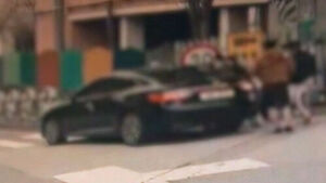 남성 5명이 에워싸 끌고오더니&hellip;대낮 초등학교 앞 납치